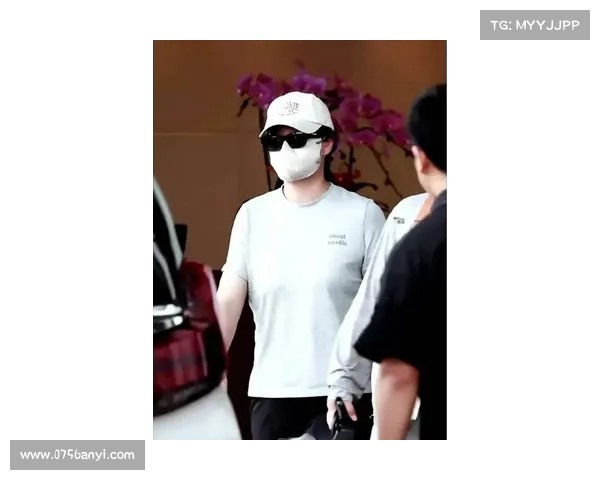 贾玲机场生图曝光,体重大幅反弹引热议,网友纷纷惊叹“认不出她了” 贾玲机场生图曝光,体重大幅反弹引热议,网友纷纷惊叹“认不出她了”